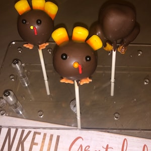 Thanksgiving is this weekend!! Make these adorable turkey cake pops using  @mylittlecakepopmolds Snowman Mold! You can repurpose the shape…