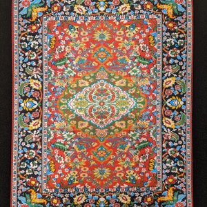 Puede incluir: Una alfombra rectangular en miniatura con un campo central rojo y intrincados diseños florales en varios colores. El borde es negro con diseños florales coloridos, y la alfombra tiene flecos blancos en los extremos cortos. Ideal para una casa de muñecas.