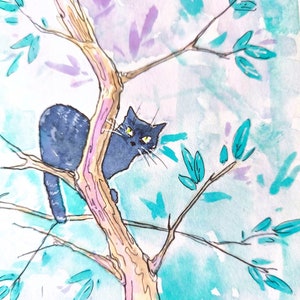 Adorable chat noir sur une branche d'arbre feuilles vert violet pastels animal de compagnie forêt chaton espiègle peinture traditionnelle aquarelle format carte postale