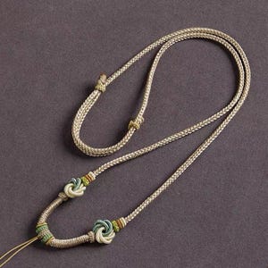 Cordón trenzado beige hecho a mano, cadena ajustable para colgantes, cristales y dijes, joyería unisex DIY.