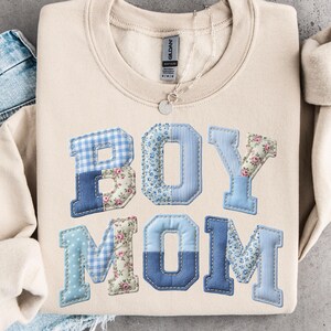 Boy Mom patchwork namaakgeborduurd png, varsity mom, quilt Cottagecore