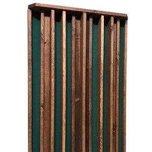 Puede incluir: Un panel acústico de madera con un acabado marrón oscuro y un respaldo de tela verde. El panel tiene múltiples listones verticales que crean un efecto de absorción acústica.