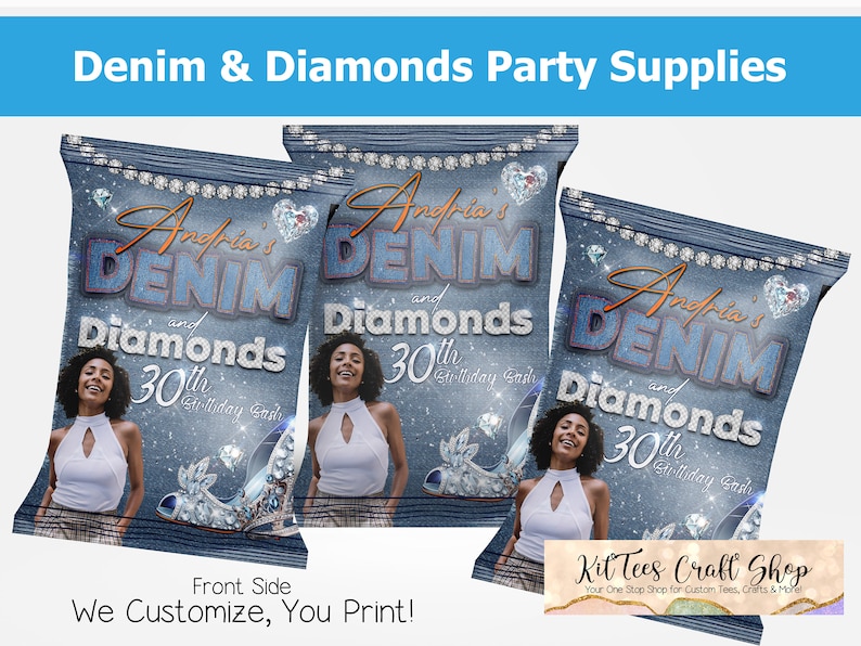 Op de afbeelding: Drie blauwe en witte chipzakjes met een denim- en diamanten thema. De zakjes bevatten een foto van een persoon, de tekst "Andria's Denim and Diamonds 30th Birthday Bash" en een schoen met strass.