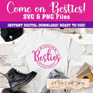 Puede incluir: Una camiseta blanca con un diseño circular rosa que dice "Come on Besties! Let's go party!" El diseño está en una camiseta blanca, que está sobre una superficie de madera.
