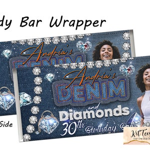Op de afbeelding: Een blauwe en witte snoepreepverpakking met een denim- en diamanten thema. De verpakking heeft een foto van een vrouw, de tekst "Andria's Denim and Diamonds 30th Birthday Bash" en een diamantvormige handtas.