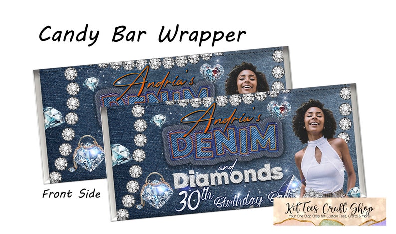 Op de afbeelding: Een blauwe en witte snoepreepverpakking met een denim- en diamanten thema. De verpakking heeft een foto van een vrouw, de tekst "Andria's Denim and Diamonds 30th Birthday Bash" en een diamantvormige handtas.