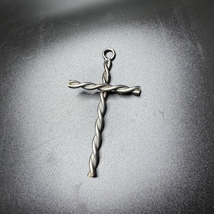 Collier croix unique fabriqué à la main, porte-clés, pendentif, oeuvre d'art en métal, cadeau pour lui ou pour elle, figurine, oeuvre d'art soudée, décoration d'intérieur, breloque de sac