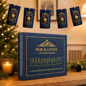 Könnte beinhalten: Ein dunkelblauer, rechteckiger Adventskalender mit goldener Aufschrift 9ER KAFFEE ADVENTSKALENDER und 24 COFFEE SPECIALTIES FROM 9 BERLIN ROASTERIES. Fünf dunkelblaue Kaffeetüten mit goldenen Sternen und Zahlen hängen an einer Schnur darüber.