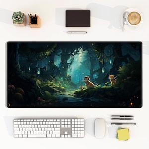 Pu&ograve; includere: Una scena di foresta fantasy verde scuro e blu con tre gatti tigrati arancioni. I gatti sono seduti su uno scoglio ricoperto di muschio vicino a un ruscello. La foresta &egrave; illuminata da sfere luminose appese agli alberi.