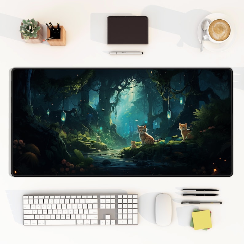 Pu&ograve; includere: Una scena di foresta fantasy verde scuro e blu con tre gatti tigrati arancioni. I gatti sono seduti su uno scoglio ricoperto di muschio vicino a un ruscello. La foresta &egrave; illuminata da sfere luminose appese agli alberi.