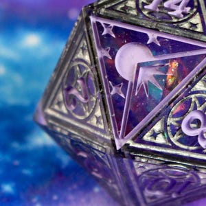 Logotipo de vidriera lunar Starlight & Lilacs, gigante, de doble fundición, 50 mm, D20, juego de rol de rol, mazmorras y dragones