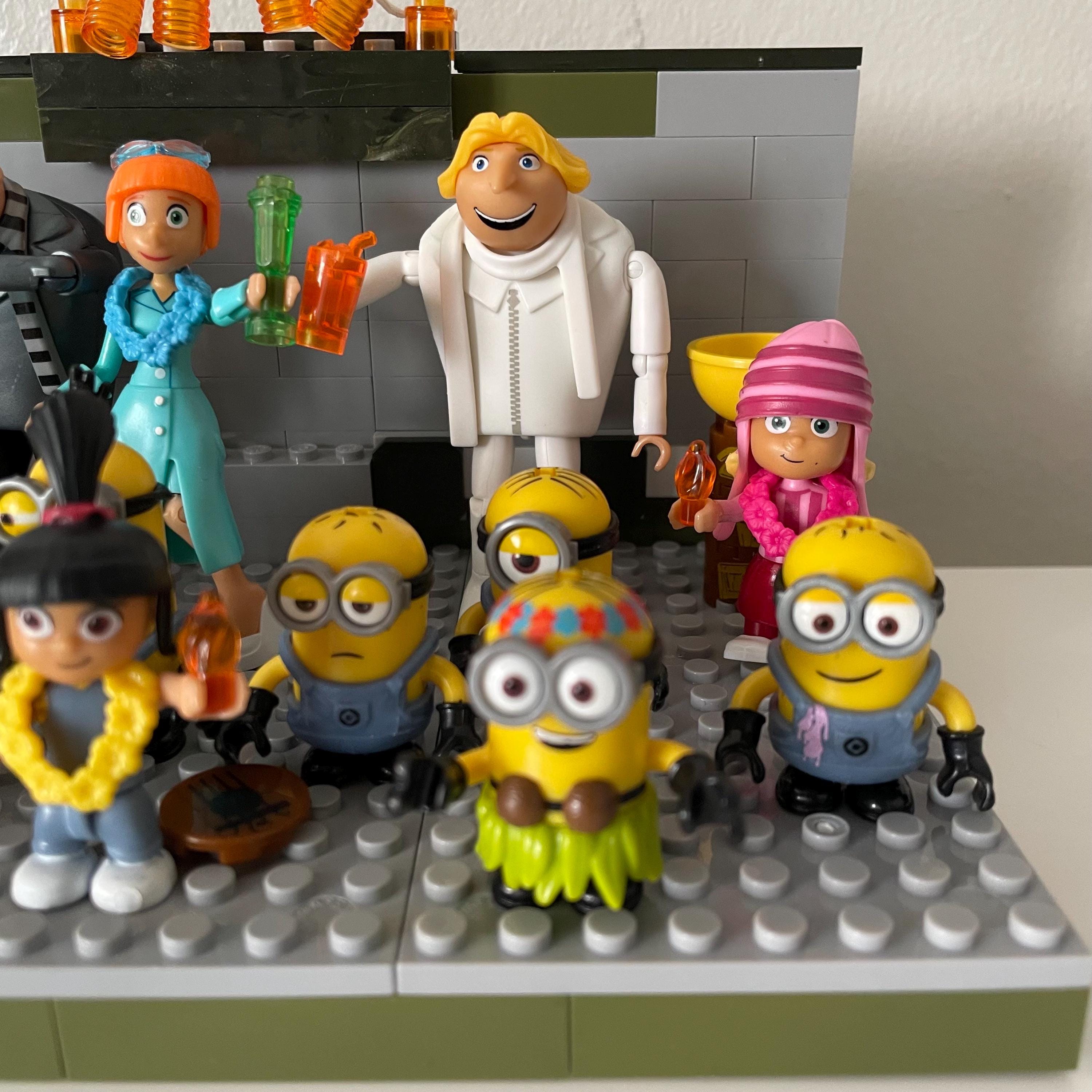 Mega Construx Despicable me Family Luau party With Minions 15  Highly Detailed Despicable Me Figures All