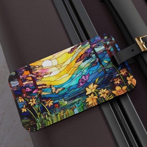 Etiqueta de equipaje / Etiquetas de equipaje con diseño de vitrales / Etiqueta de contacto de maleta de acrílico / Atardecer en el bosque de flores silvestres / Flores y mariposas en amarillo