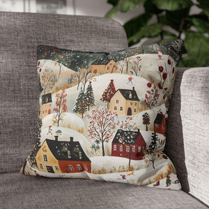 Retro Weihnachtsdorf verschneiter Tag Landschaft quadratisches Akzentkissen | Gemütlicher festlicher Winterurlaub Saisonales Wohndekor Weihnachten Dekokissenbezug 16" × 16"