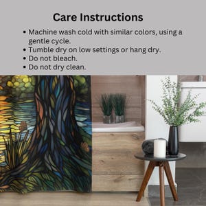 Puede incluir: Instrucciones de cuidado para una cortina de ducha con un dise&ntilde;o de &aacute;rbol de vitral en colores azul, verde y amarillo. Las instrucciones incluyen lavar a m&aacute;quina con agua fr&iacute;a, secar en secadora a baja temperatura y no usar blanqueador ni limpieza en seco.