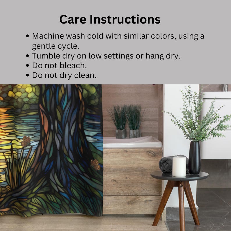Puede incluir: Instrucciones de cuidado para una cortina de ducha con un dise&ntilde;o de &aacute;rbol de vitral en colores azul, verde y amarillo. Las instrucciones incluyen lavar a m&aacute;quina con agua fr&iacute;a, secar en secadora a baja temperatura y no usar blanqueador ni limpieza en seco.