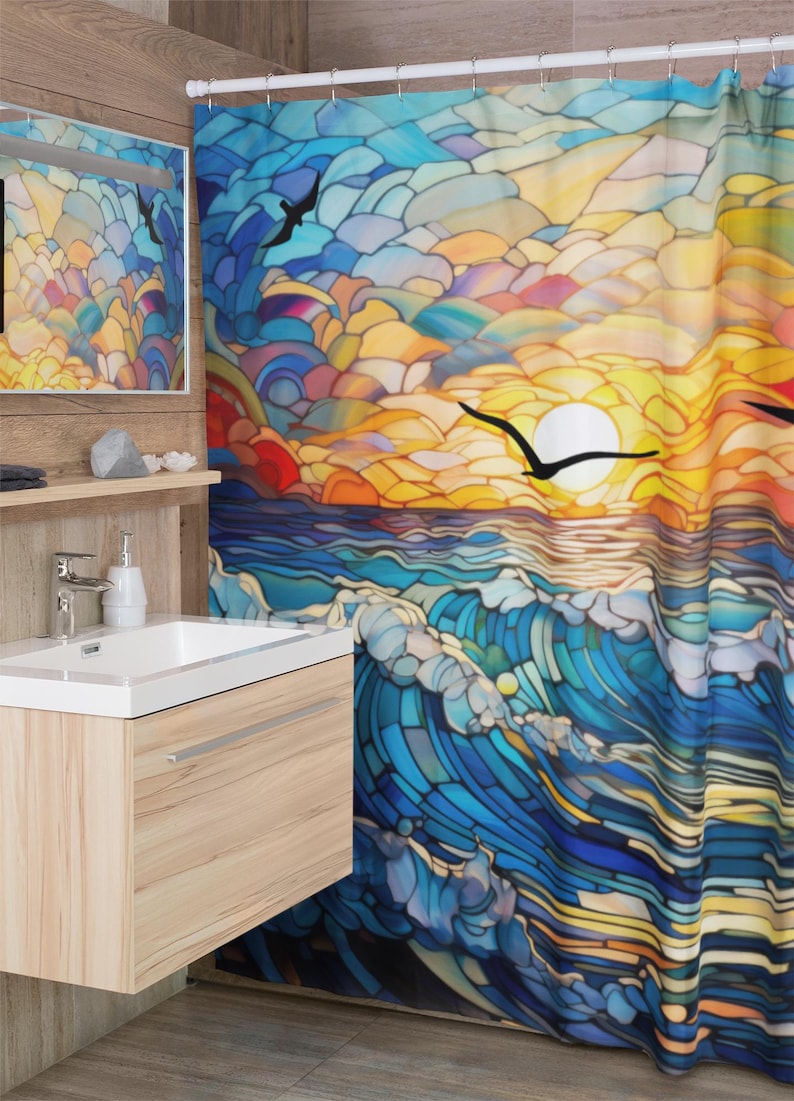 Puede incluir: Una cortina de ducha colorida con un dise&ntilde;o de vitral de una puesta de sol sobre el oc&eacute;ano. La cortina presenta colores azules, amarillos, naranjas y rojos, con p&aacute;jaros volando en el cielo.