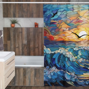 Puede incluir: Una cortina de ducha de estilo vitral con una puesta de sol colorida sobre un oc&eacute;ano azul con olas. Siluetas de p&aacute;jaros volando en el cielo.