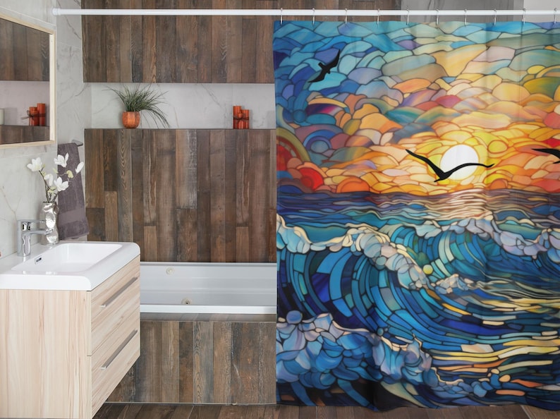 Puede incluir: Una cortina de ducha de estilo vitral con una puesta de sol colorida sobre un oc&eacute;ano azul con olas. Siluetas de p&aacute;jaros volando en el cielo.