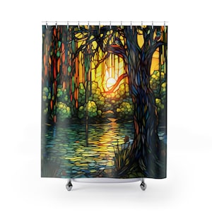 Puede incluir: Una cortina de ducha de estilo vitral que presenta una escena colorida de puesta de sol con un gran &aacute;rbol, un r&iacute;o y p&aacute;jaros. Los colores son vibrantes e incluyen tonos de azul, verde, amarillo, naranja y rojo.