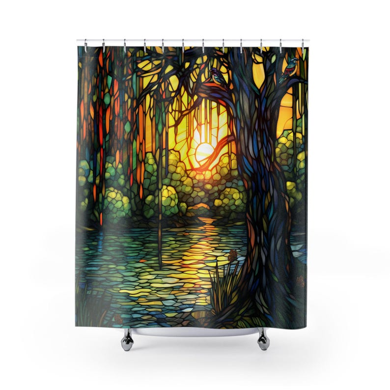 Puede incluir: Una cortina de ducha de estilo vitral que presenta una escena colorida de puesta de sol con un gran &aacute;rbol, un r&iacute;o y p&aacute;jaros. Los colores son vibrantes e incluyen tonos de azul, verde, amarillo, naranja y rojo.