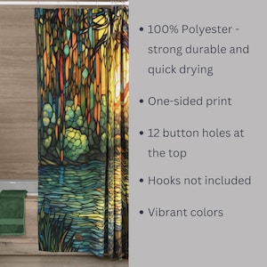 Puede incluir: Una cortina de ducha con un dise&ntilde;o de vitral de una escena de bosque con un lago. La cortina est&aacute; hecha de 100% poli&eacute;ster y tiene 12 ojales en la parte superior. La cortina es de un solo lado y tiene colores vibrantes.