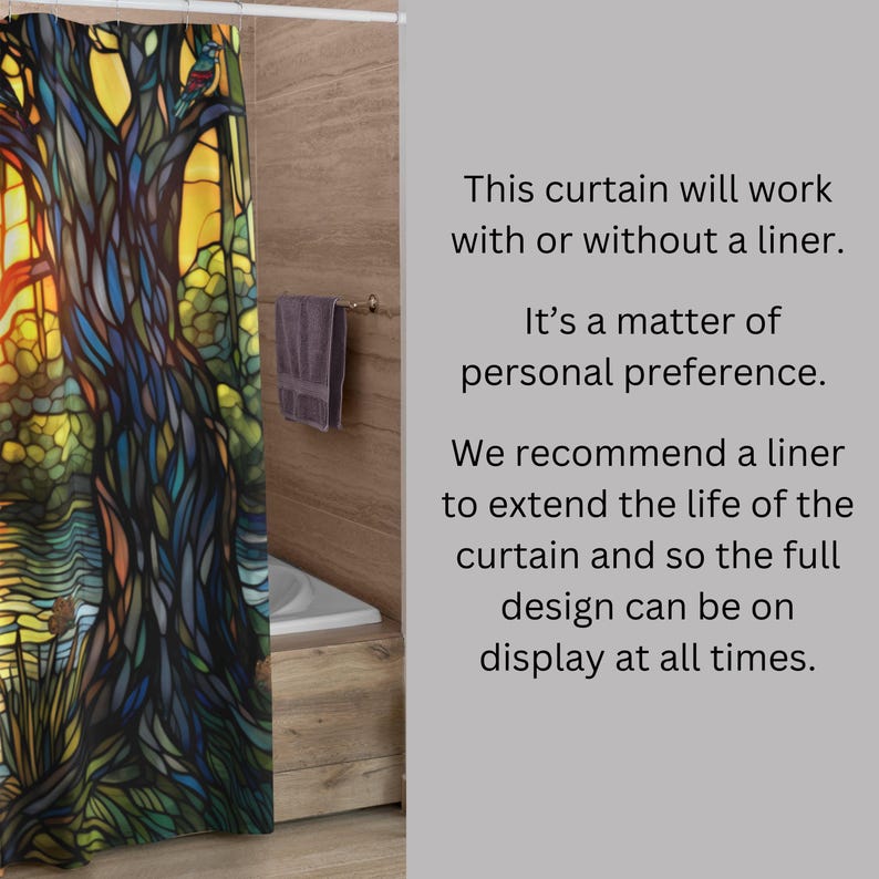 Puede incluir: Una cortina de ducha de estilo vitral con un dise&ntilde;o de &aacute;rbol y puesta de sol. El texto dice "Esta cortina funciona con o sin forro. Es una cuesti&oacute;n de preferencia personal. Recomendamos un forro para prolongar la vida &uacute;til de la cortina y para que el dise&ntilde;o completo est&eacute; visible en todo momento."