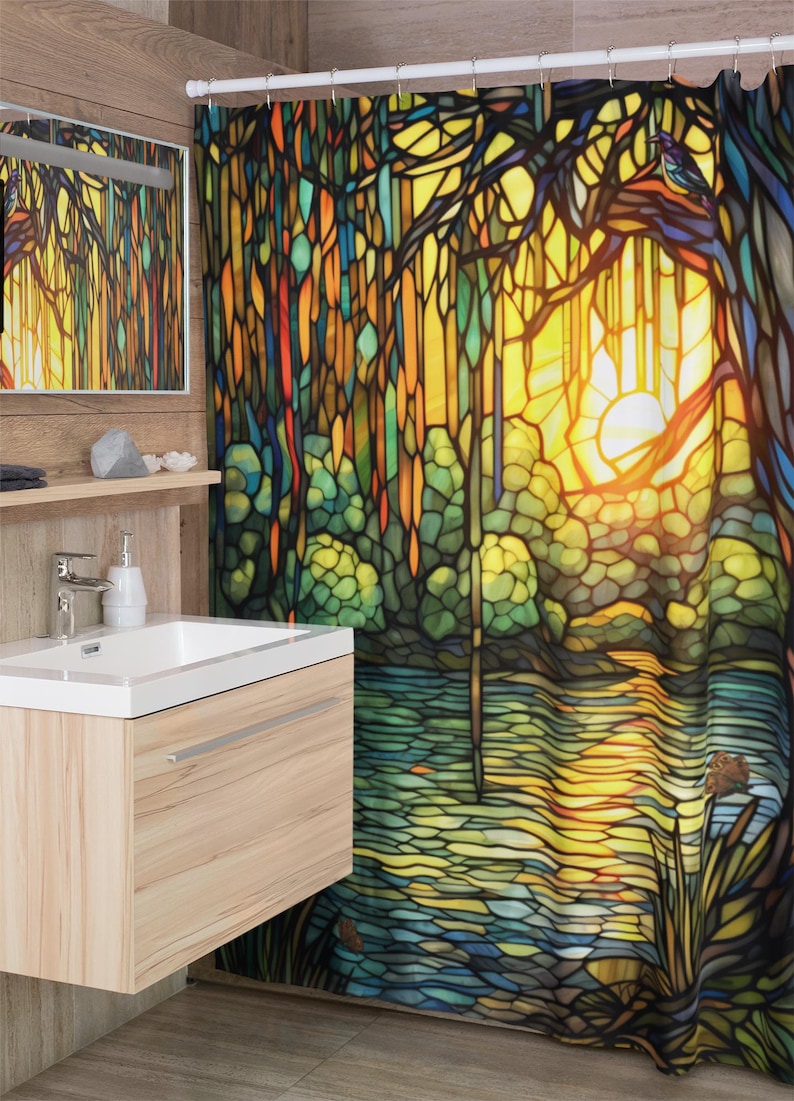 Puede incluir: Una cortina de ducha de vidrio coloreado con un dise&ntilde;o colorido de una escena de bosque con un lago y un sol. El dise&ntilde;o recuerda a una ventana de vidrio coloreado.
