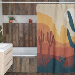 Puede incluir: Cortina de ducha con diseño de desierto, con cactus, sol y colores tierra en capas. La cortina tiene una base verde azulado, un cielo beige claro y un gran cactus turquesa en primer plano. El diseño evoca un ambiente del suroeste.