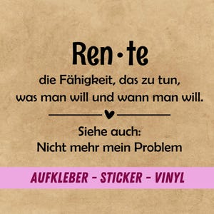 Könnte beinhalten: Eine weiße Keramiktasse mit schwarzem Henkel und dem Text "But First, Coffee" in fetter, schwarzer Schrift. Die Tasse steht vor einem neutralen Hintergrund, der ihr schlichtes Design hervorhebt. Die Tasse ist etwa 10 cm hoch.