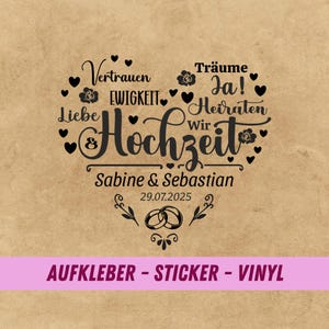 Könnte beinhalten: Schwarz-weißer Hochzeitssticker mit dem Text "Vertrauen Ewigkeit Liebe Hochzeit" und "Traume Ja! Heiraten Wir" mit zwei Ringen und dem Datum "29.07.2025". Der Sticker sagt auch "Sabine & Sebastian" und "AUFKLEBER - STICKER - VINYL".