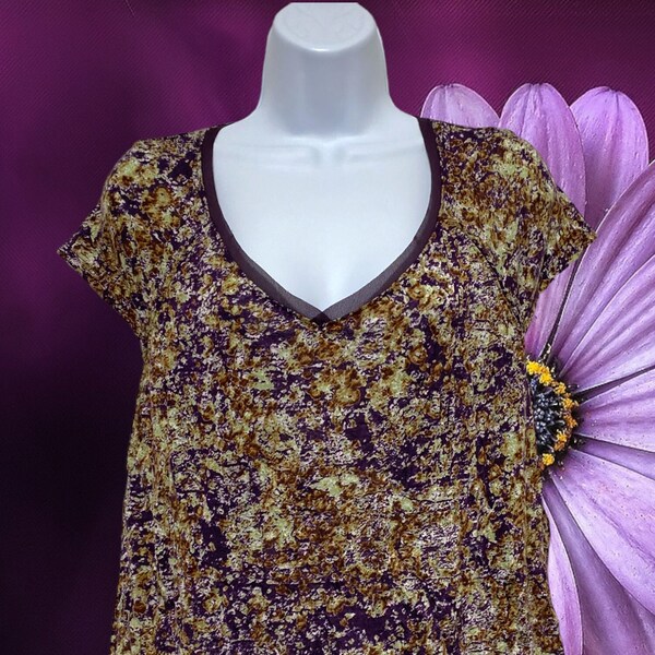 Name Brand Pre-Owned Gently Used  Multi-Color PL-Women's Short Sleeve Top Cute Design By-Simply Vera