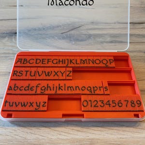 Sellos con alfabeto de fuente Macondo: 10 mm, mayúsculas y minúsculas, con riel de alineación para proyectos de manualidades y bricolaje