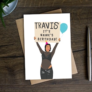 Lustige Kourtney Geburtstagskarte, personalisiert, Travis Schwangerschaft Zeichen Meme, Musik Bday Karte für Freund, für Sie, Schwester, Blink, Realität TV Star