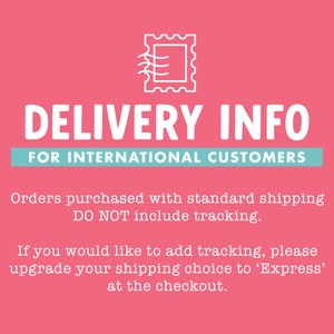 Pode incluir: Fundo rosa com texto branco que diz "DELIVERY INFO" e "FOR INTERNATIONAL CUSTOMERS".  Abaixo do texto h&aacute; um contorno branco de um selo postal com uma linha ondulada dentro.  O texto abaixo do selo diz: "Os pedidos comprados com envio padr&atilde;o N&Atilde;O incluem rastreamento. Se voc&ecirc; deseja adicionar rastreamento, atualize sua op&ccedil;&atilde;o de envio para 'Express' no momento da compra."