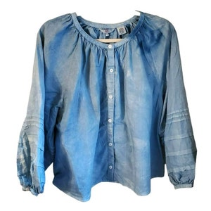 Levi&#39;s Women&#39;s Blue Chambray Tie Dye Blouse Size XL Distressed Acid Washed Button Up Shirt