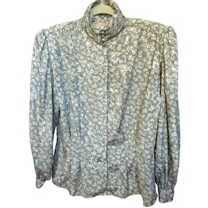 Vintage Tess Milano Italy Microfloral Cottagecore Gray Button up Turtleneck Blouse 1980s