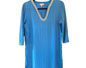 Lilly PulitzerVestido tipo túnica azul pequeño con ribete de encaje, cuello en V, mangas 3/4 y aberturas laterales para mujer