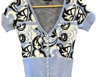 Blusa de manga corta con escote en V, botones delanteros y estampado floral azul y negro Y2K Bebe, talla M