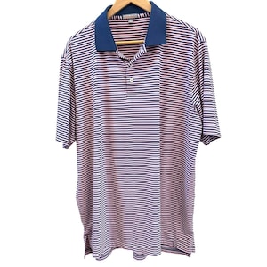 以下が含まれることがあります： ネイビーとライトレッドのストライプ柄の半袖ポロシャツ。 襟はネイビーで、3つボタンの前立てが付いています。 シャツは木製のハンガーに掛けられています。