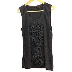 Regata Nic + Zoe com babados frontais em mistura de seda, estilo gótico extravagante, dark academia ousado.