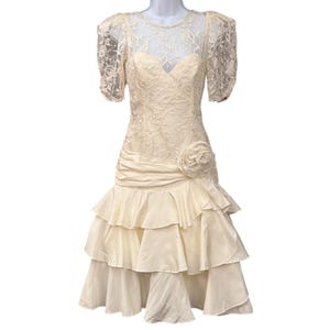 Robe Dovizia années 80 en dentelle à volants, style coquette romantique, style Régence, couleur crème, taille 4