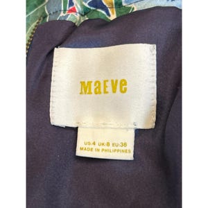 Puede incluir: Una etiqueta blanca con la palabra "Maeve" en letras amarillas. Debajo de la palabra hay una etiqueta m&aacute;s peque&ntilde;a con el texto "US:4 UK:8 EU:36 MADE IN PHILIPPINES".
