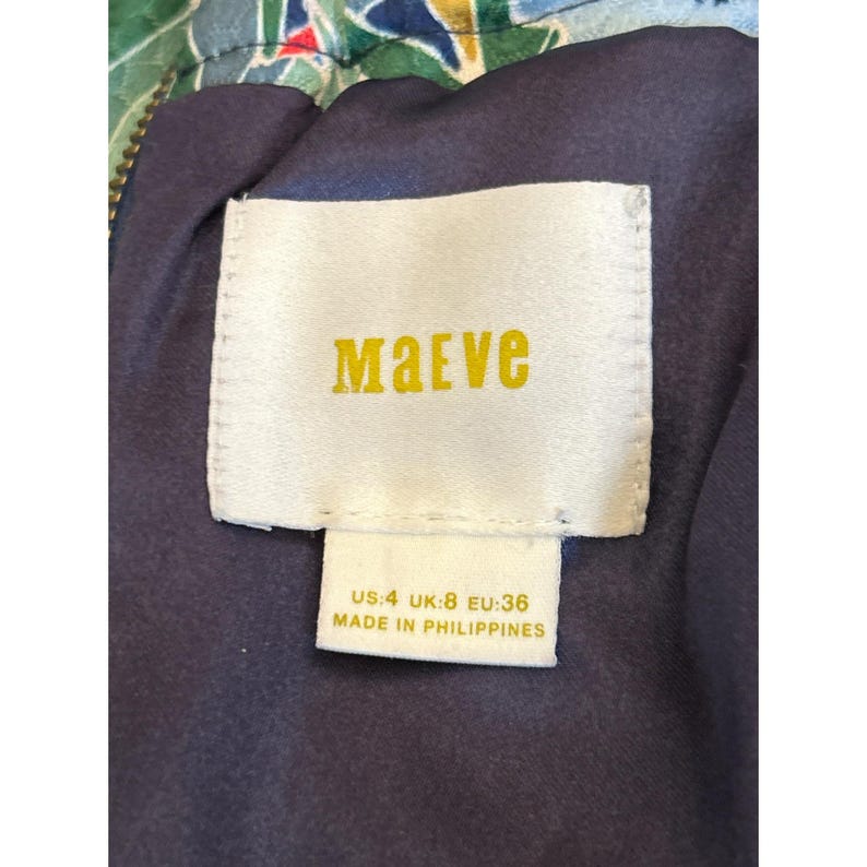 Puede incluir: Una etiqueta blanca con la palabra "Maeve" en letras amarillas. Debajo de la palabra hay una etiqueta m&aacute;s peque&ntilde;a con el texto "US:4 UK:8 EU:36 MADE IN PHILIPPINES".