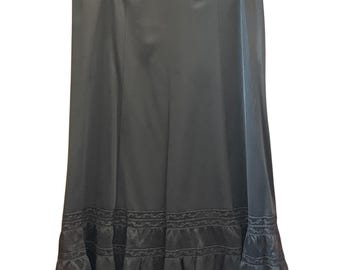 Falda de encaje vintage estilo Whimsigoth con volantes y capas, estilo coqueto gótico victoriano.