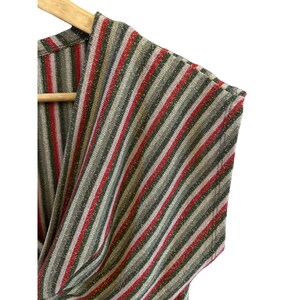 K&ouml;nnte beinhalten: Ein gestreiftes Oberteil mit V-Ausschnitt und kurzen &Auml;rmeln. Die Streifen sind rot, gold und grau.