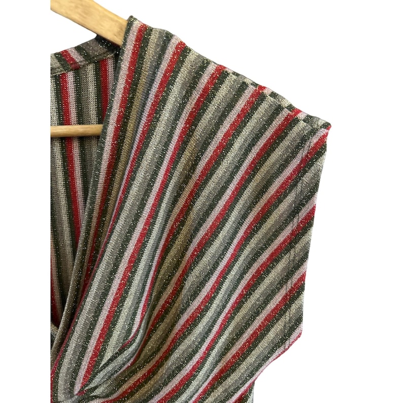 K&ouml;nnte beinhalten: Ein gestreiftes Oberteil mit V-Ausschnitt und kurzen &Auml;rmeln. Die Streifen sind rot, gold und grau.