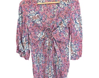 Blusa túnica vintage Y2K con estampado paisley floral, estilo bohemio, festivalero y costero.