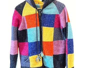 Pull à capuche tricoté main en patchwork arc-en-ciel