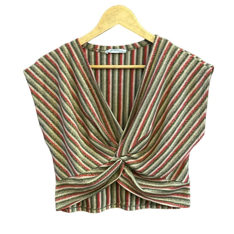 K&ouml;nnte beinhalten: Ein &auml;rmelloses, gestreiftes Oberteil mit einem Twist-Detail an der Vorderseite. Das Oberteil ist aus einem glitzernden Stoff gefertigt und hat einen V-Ausschnitt. Die Streifen sind in Gold-, Rot- und Braunt&ouml;nen gehalten.